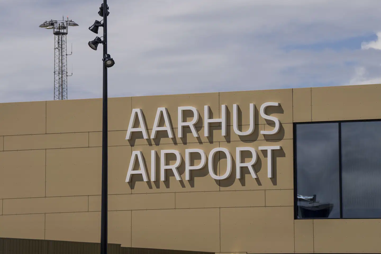 Landingsbane, kontroltårn og tekniske installationer ved Aarhus Airport bliver fremover statens ansvar. (Arkivfoto).