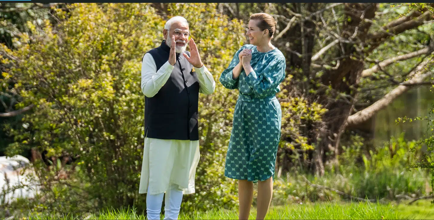 Narendra Modi og Mette Frederiksen i haven på Marienborg under hans officielle besøg i Danmark i 2022.