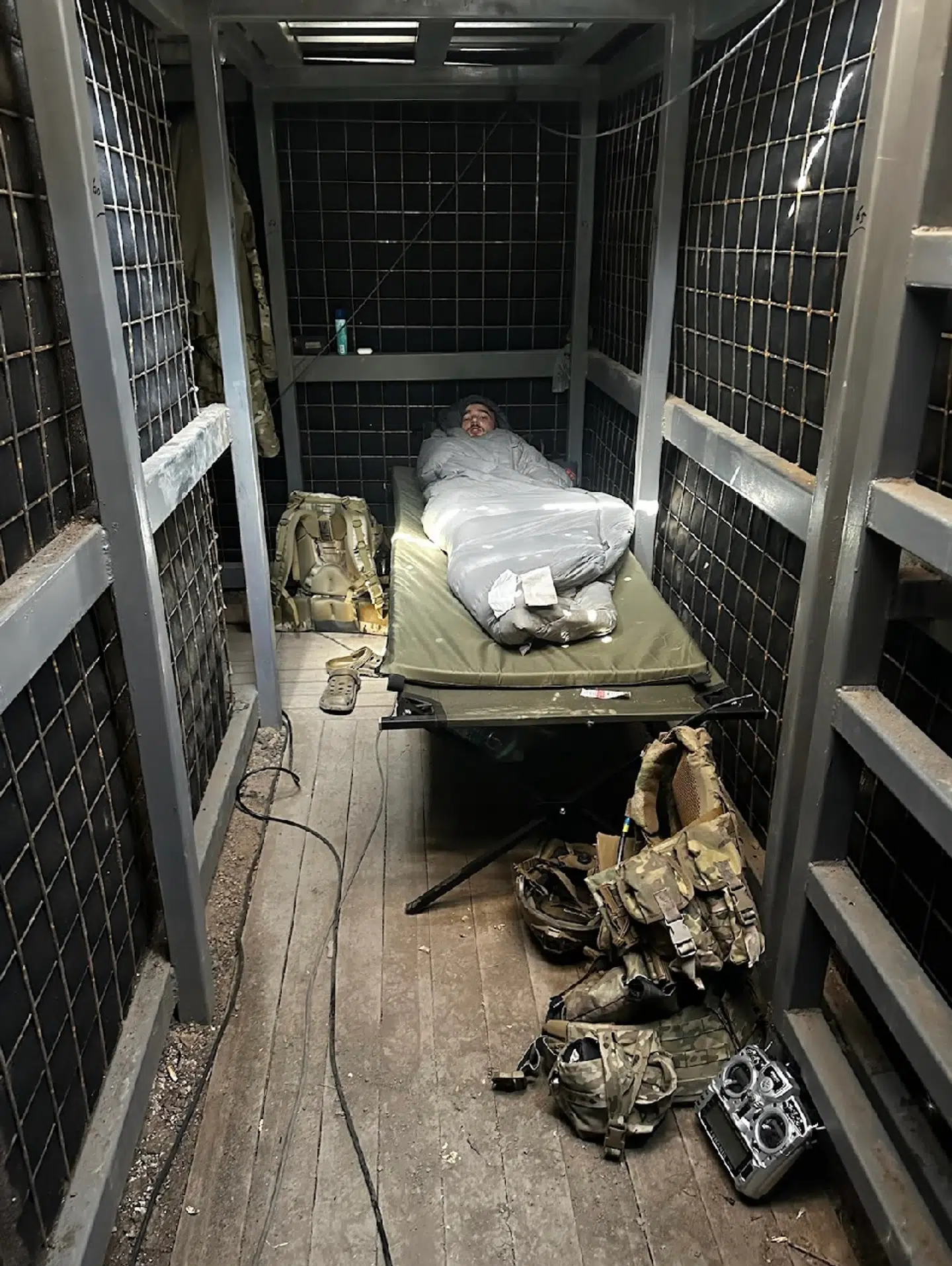 Dimko Zhlutenko i en af de underjordiske bunkere, hvor dronepiloter opholder sig, når de er udsendt nær fronten.