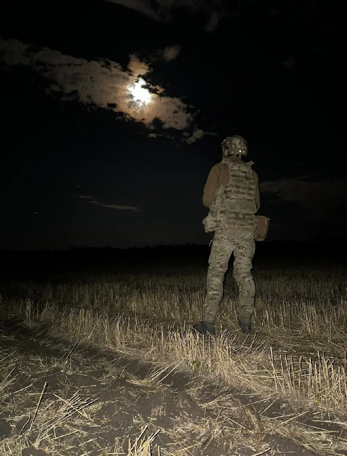 Dimko Zhlutenko under en nattelig droneopsendelse.