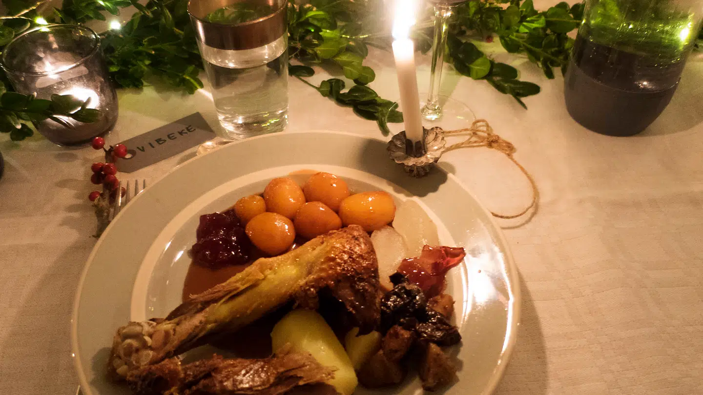 And med brunede kartofler, hvide kartofler, ribsgele, svesker og æbler.