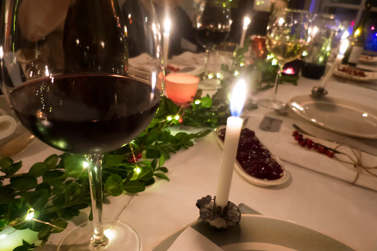 Bordet er dækket og der er rødvin i glasset den 24. december.
