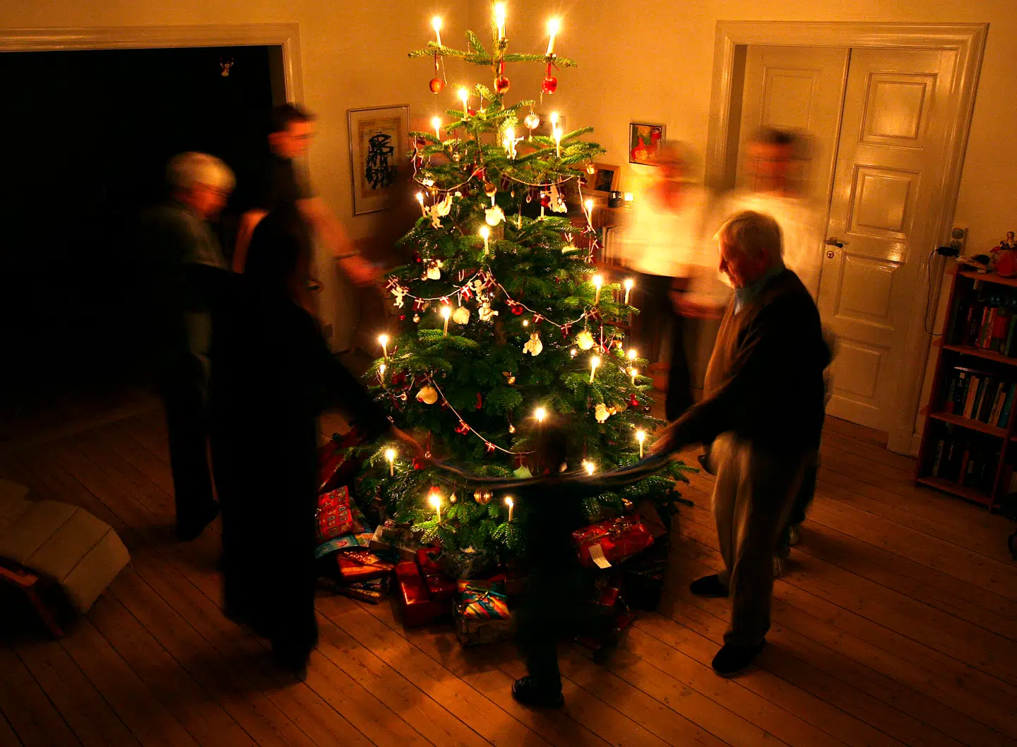 Der skal danses flere tusinde gange rundt om juletræet for at brænde julemiddagen af.