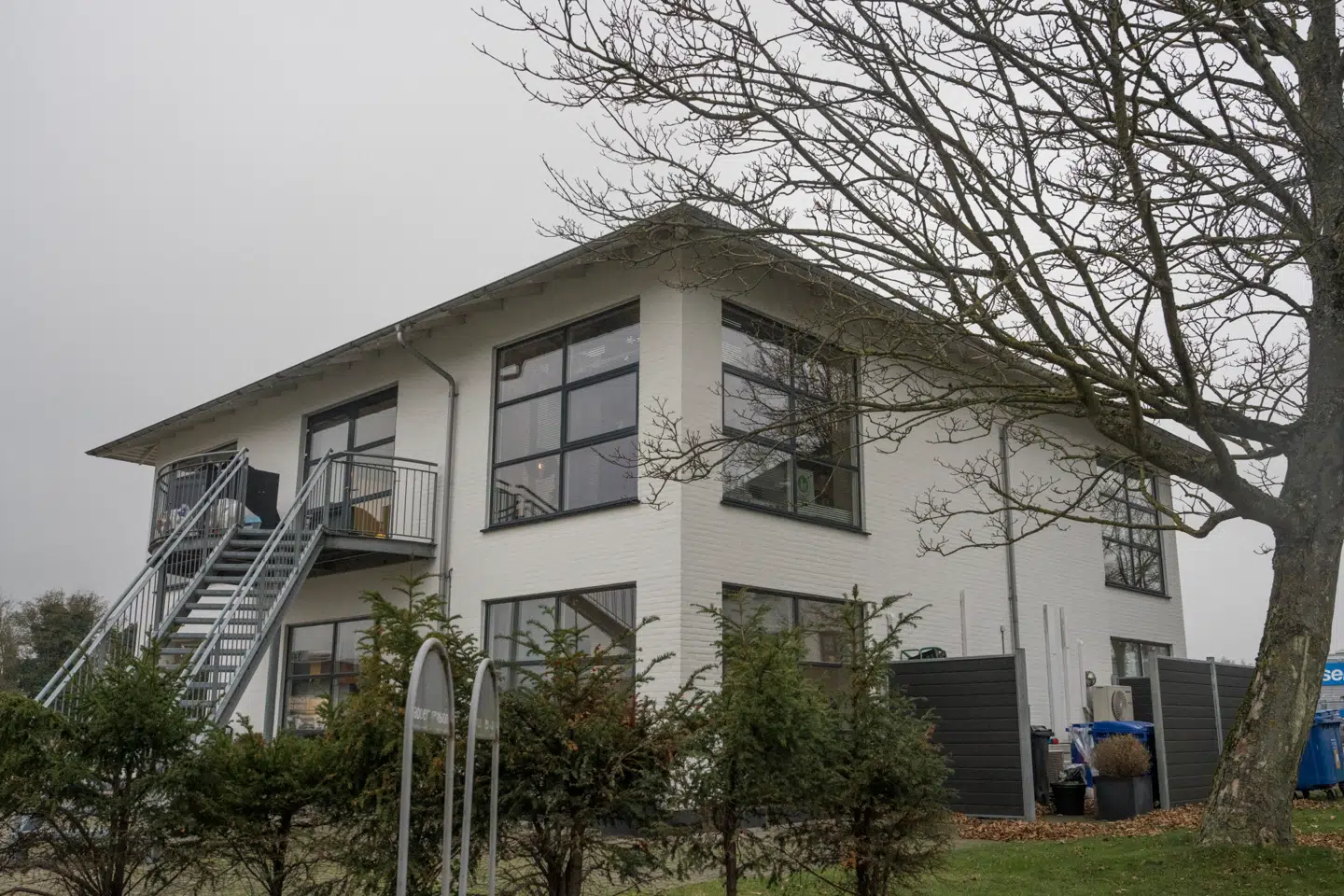 I et industrikvarter i udkanten af Køge holder Unlimit Group til. Selskabets aktie er steget voldsomt i år, men nu får en række forhold advarselslamperne til at blinke hos eksperter og investorer.