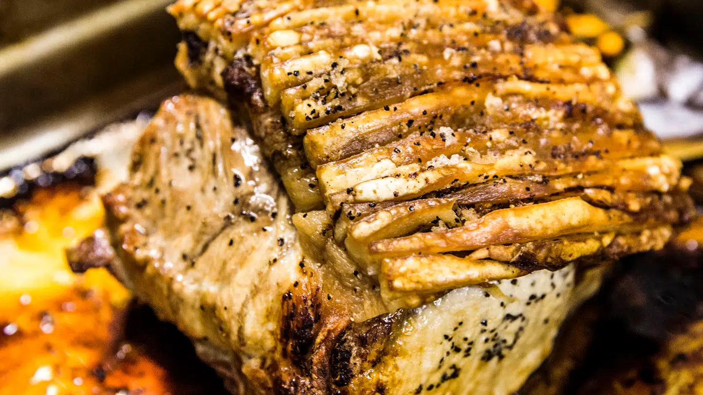 Den billigste juleflæskesteg står stadig til helt samme kilopris som sidste års tjek hos Rema 1000 og Netto.