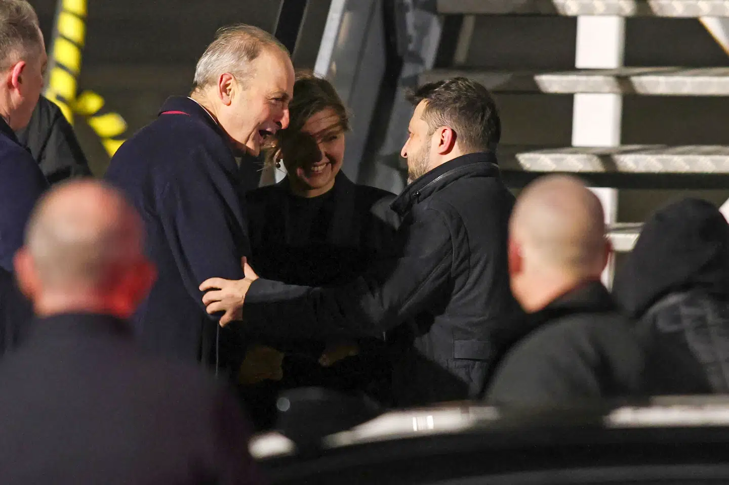 Irlands premierminister, Micheal Martin (t.v.), tager imod den ukrainske præsident, Volodymyr Zelenskyj (t.h.), og den ukrainske førstedame, Olena Zelenska (i midten), da de var trådt ud af flyet efter landing i Dublins lufthavn mandag aften. Fredag er det kommet frem, at der var militærlignende droner i luften på trods af et flyveforbud i området.