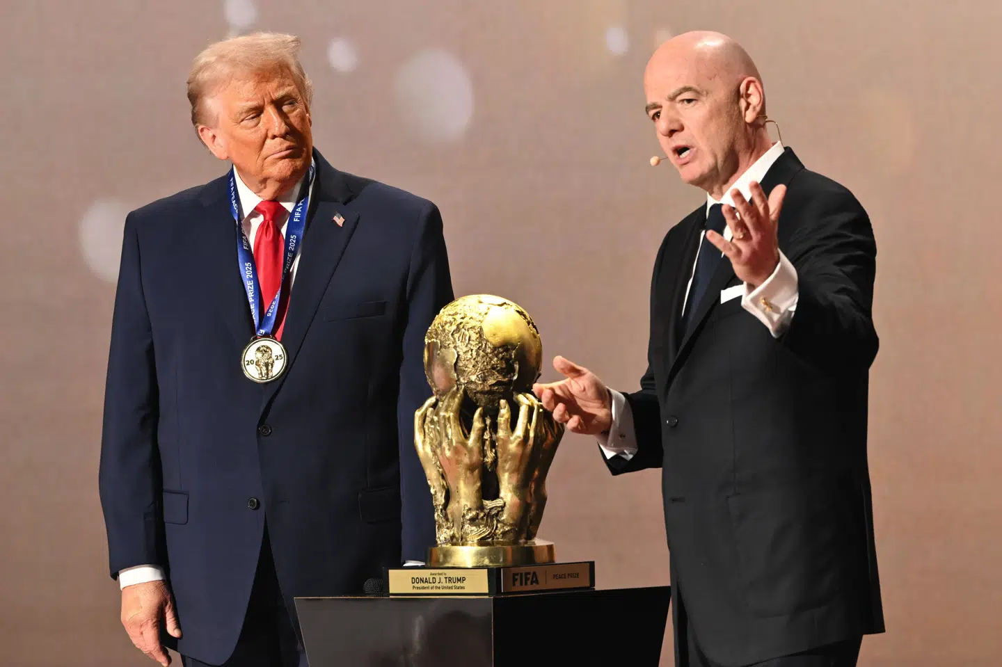 Trump fik i forbindele med fredsprisen overrakt en medalje og et trofæ.