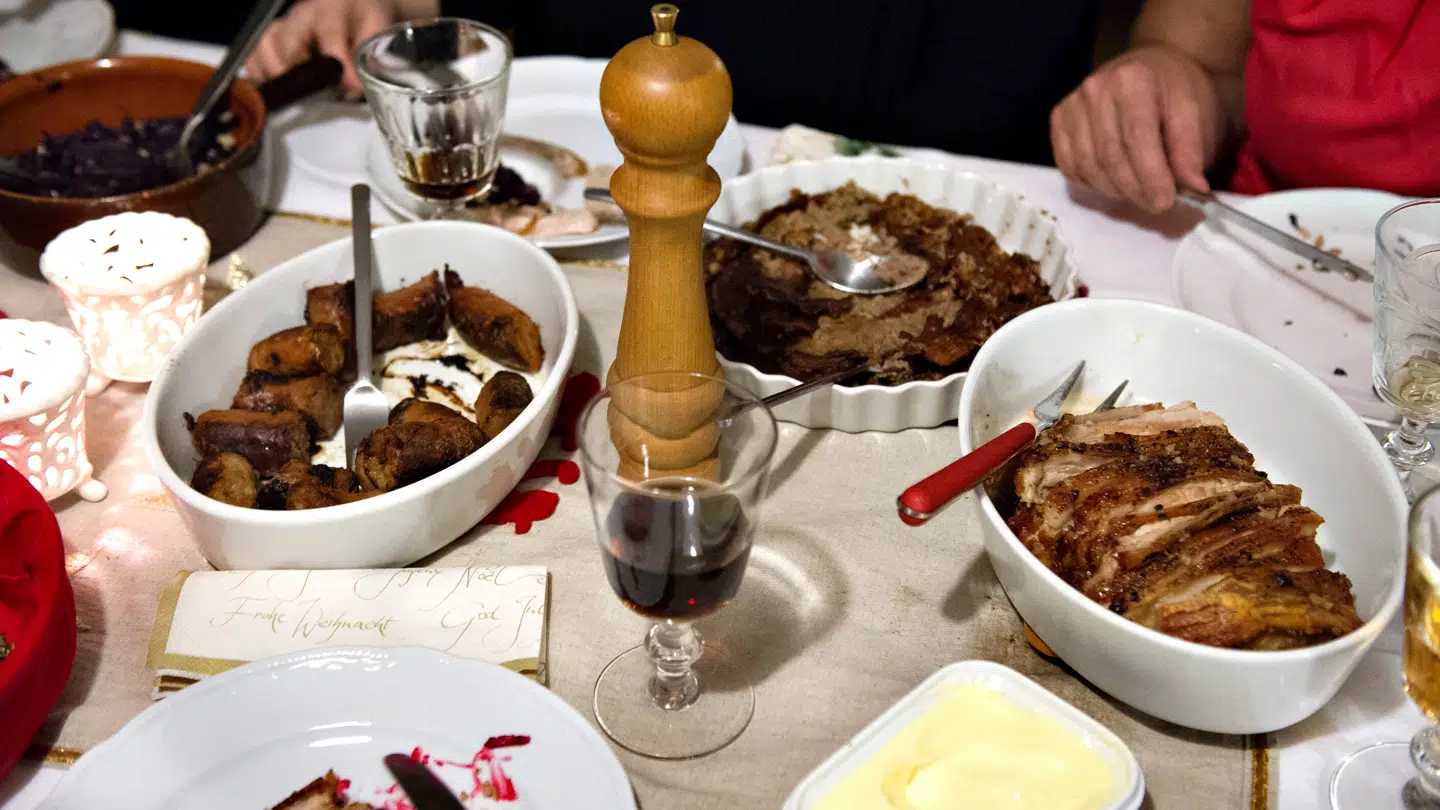 (ARKIV) Klassikerne præger stadig de danske julefrokoster.