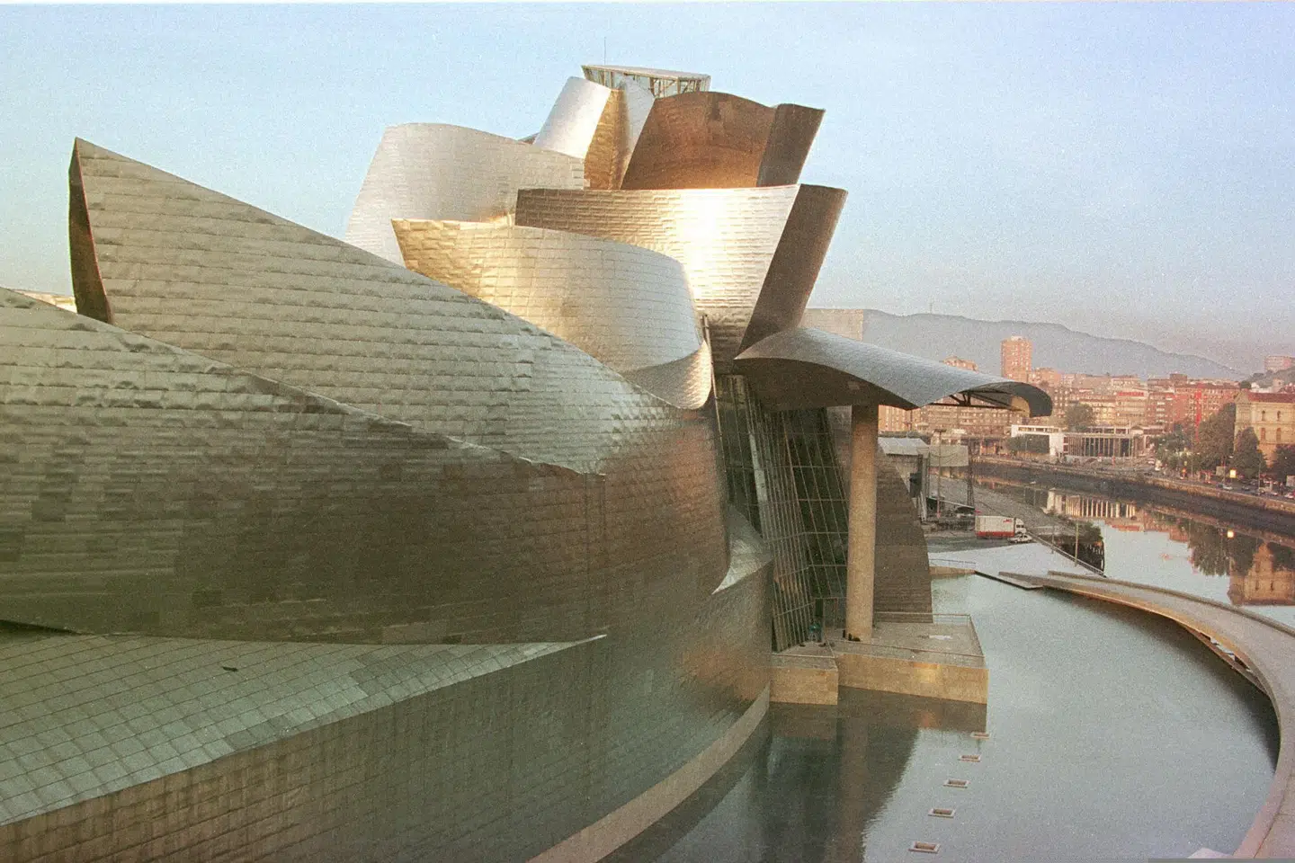 Guggenheim-museet i Bilbao i det nordlige Spanien gjorde Frank Gehry til en superstjerne inden for arkitekturen. Fredag er han død i en alder af 96 år. (Arkivfoto).