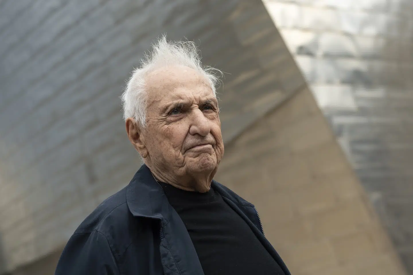 Den amerikanske arkitekt Frank Gehry foran Guggenheim-museet i den nordspanske by Bilbao, da museet markerede 25 års jubilæum i oktober 2022. (Arkivfoto).