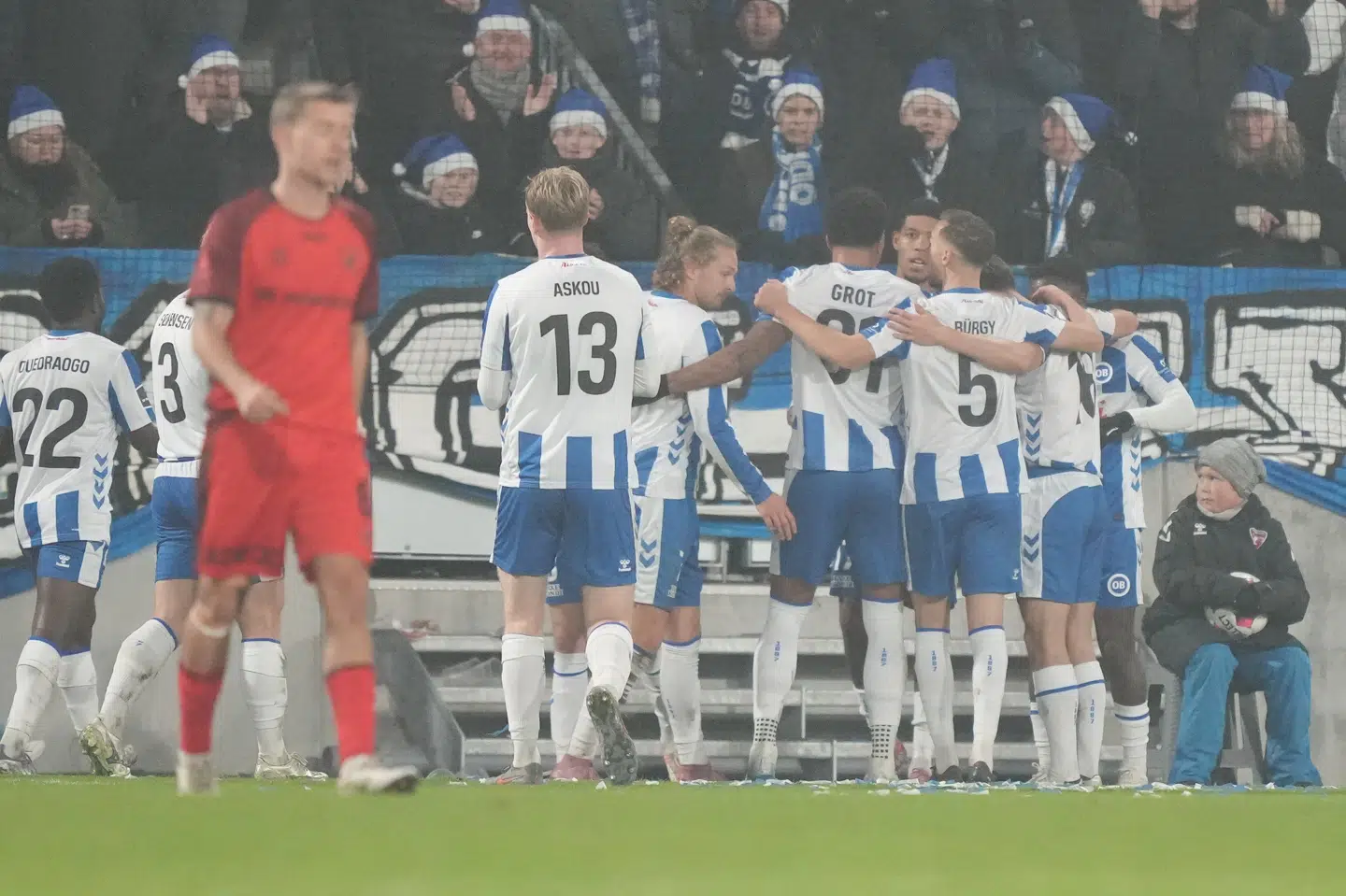 OB overvintrer i Superligaens top-6, hvis Viborg ikke slår FC Midtjylland søndag.