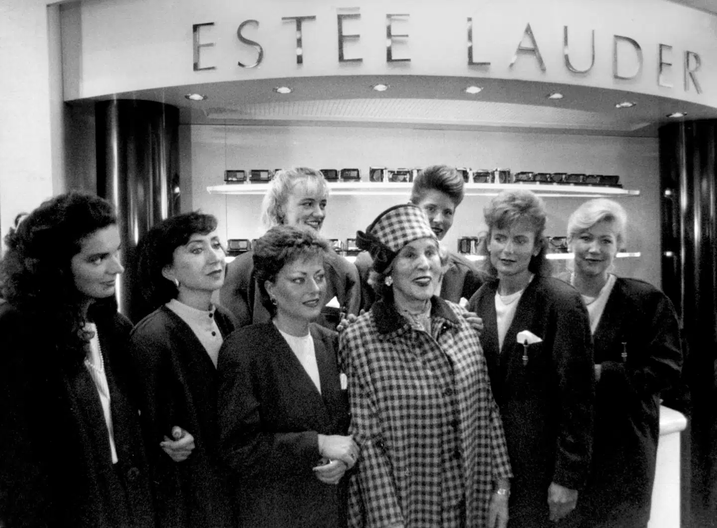 Estée Lauder (i midten) grundlagde i 1946 den berømte skønhedsvirksomhed af samme navn sammen med sin mand, Joseph Lauder. Hun blev en meget succesrig forretningskvinde, der døde i 2004. Nu har virksomheden taget helt nye metoder i brug for at sælge mere til kunderne.