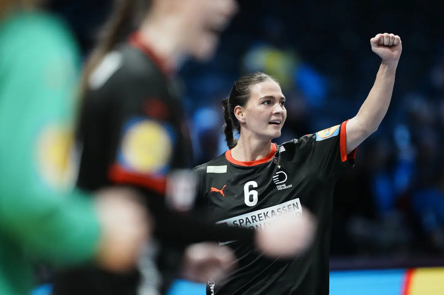 Helena Elver og resten af de danske håndboldkvinder er kvartfinaleklar ved VM efter sejr over Schweiz.