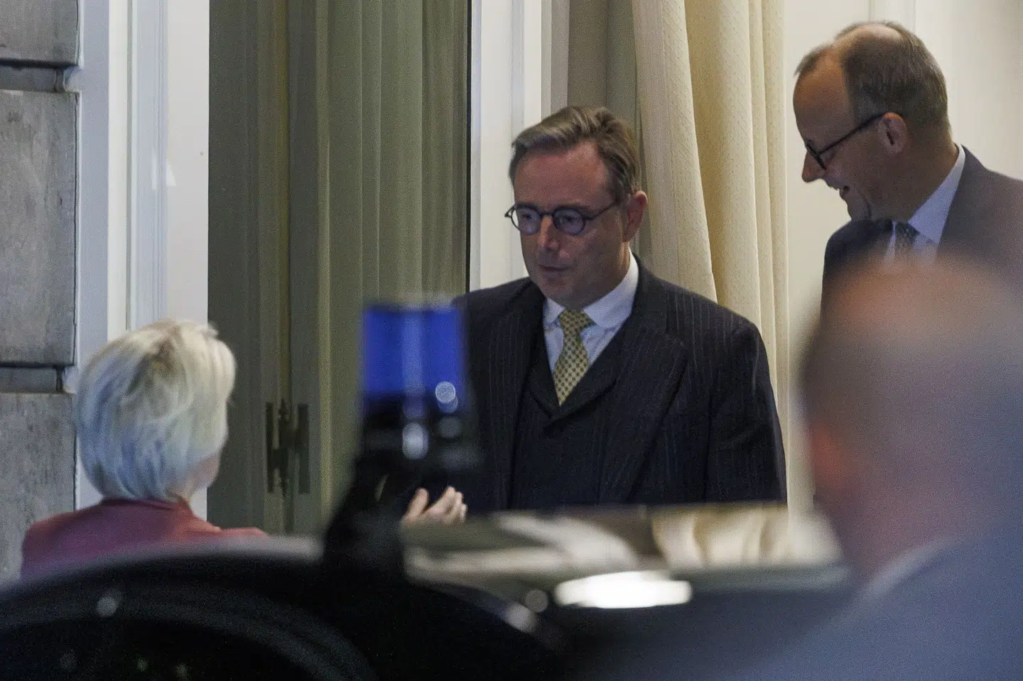 EU's kommissionsformand, Ursula von der Leyen, mødtes fredag med Tysklands forbundskansler, Friedrich Merz, og Belgiens premierminister, Bart De Wever, i Bruxelles. Belgien er skeptisk over for forslag om brug af indefrosne russiske midler.