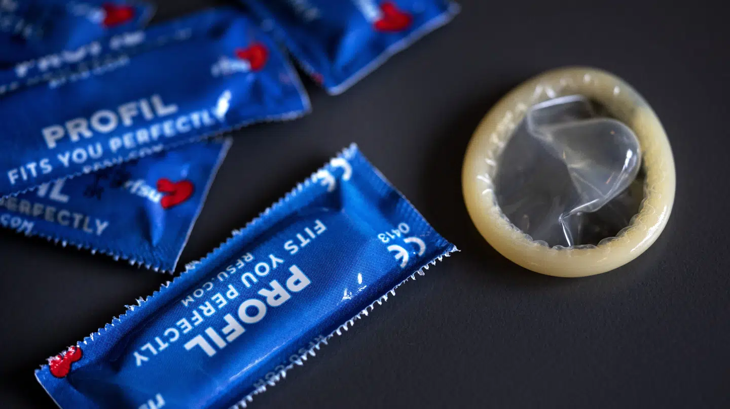 Kondom beskytter mod smitte med sexsygdommen mycoplasma genitalium, som smitter ved samleje. (Arkivfoto).