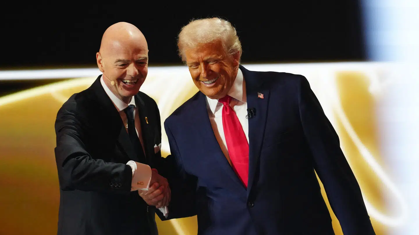 Donald Trump giver hånden til FIFA-præsident, Gianni Infantino.