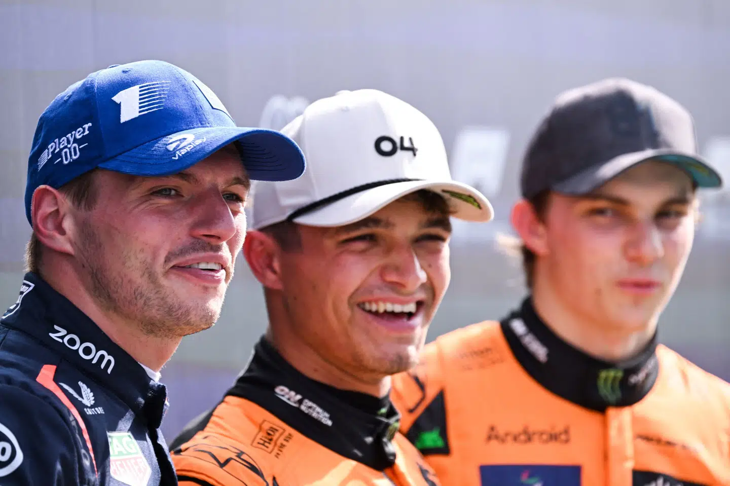 Red Bulls Max Verstappen (til venstre) og McLarens Lando Norris (i midten) og Oscar Piastri (til højre) kan alle tre blive verdensmester på søndag i Abu Dhabi. (Arkivfoto).