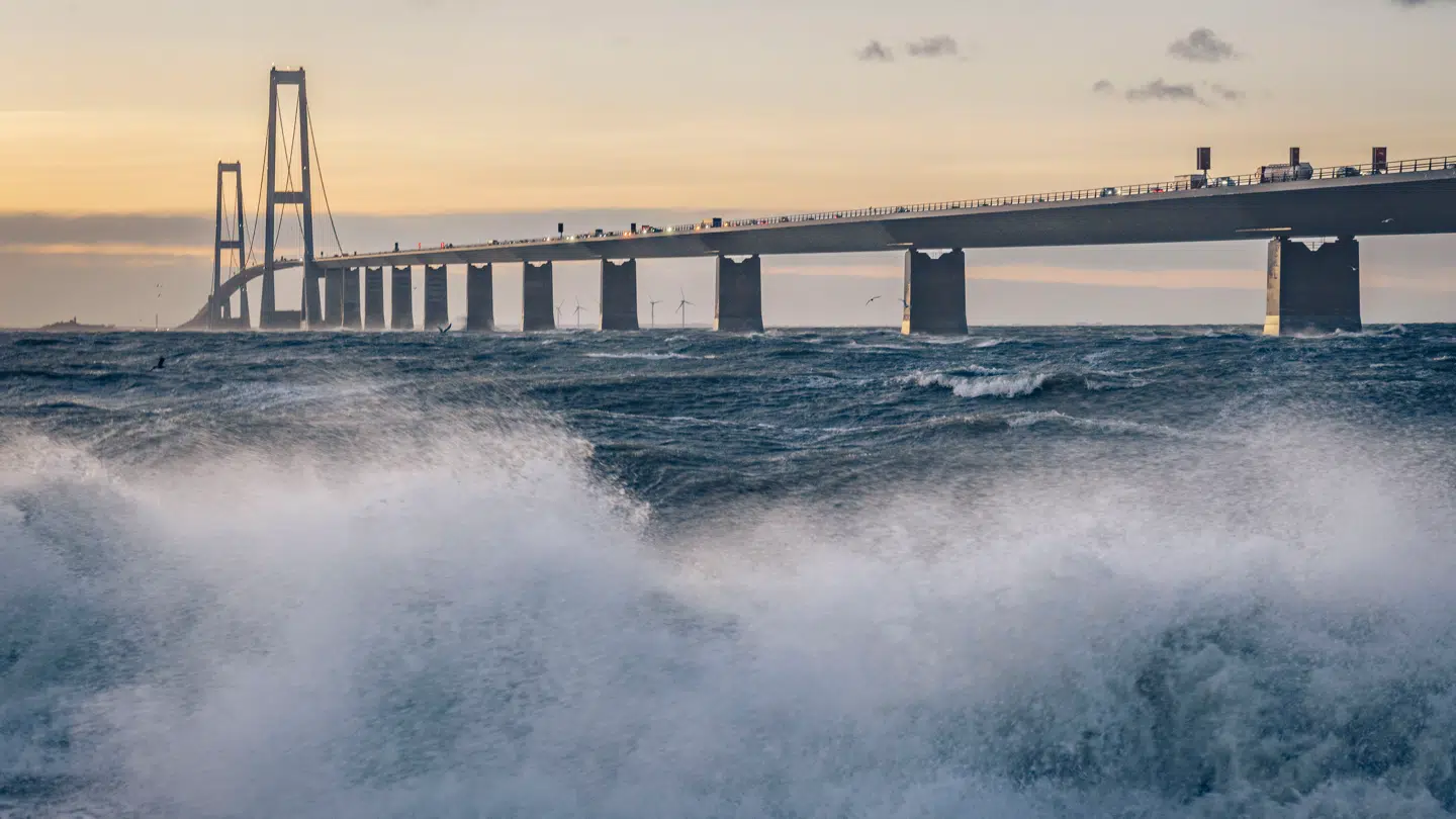 Mandagens blæsevejr kan få konsekvenser for færger samt give restriktioner på broerne.