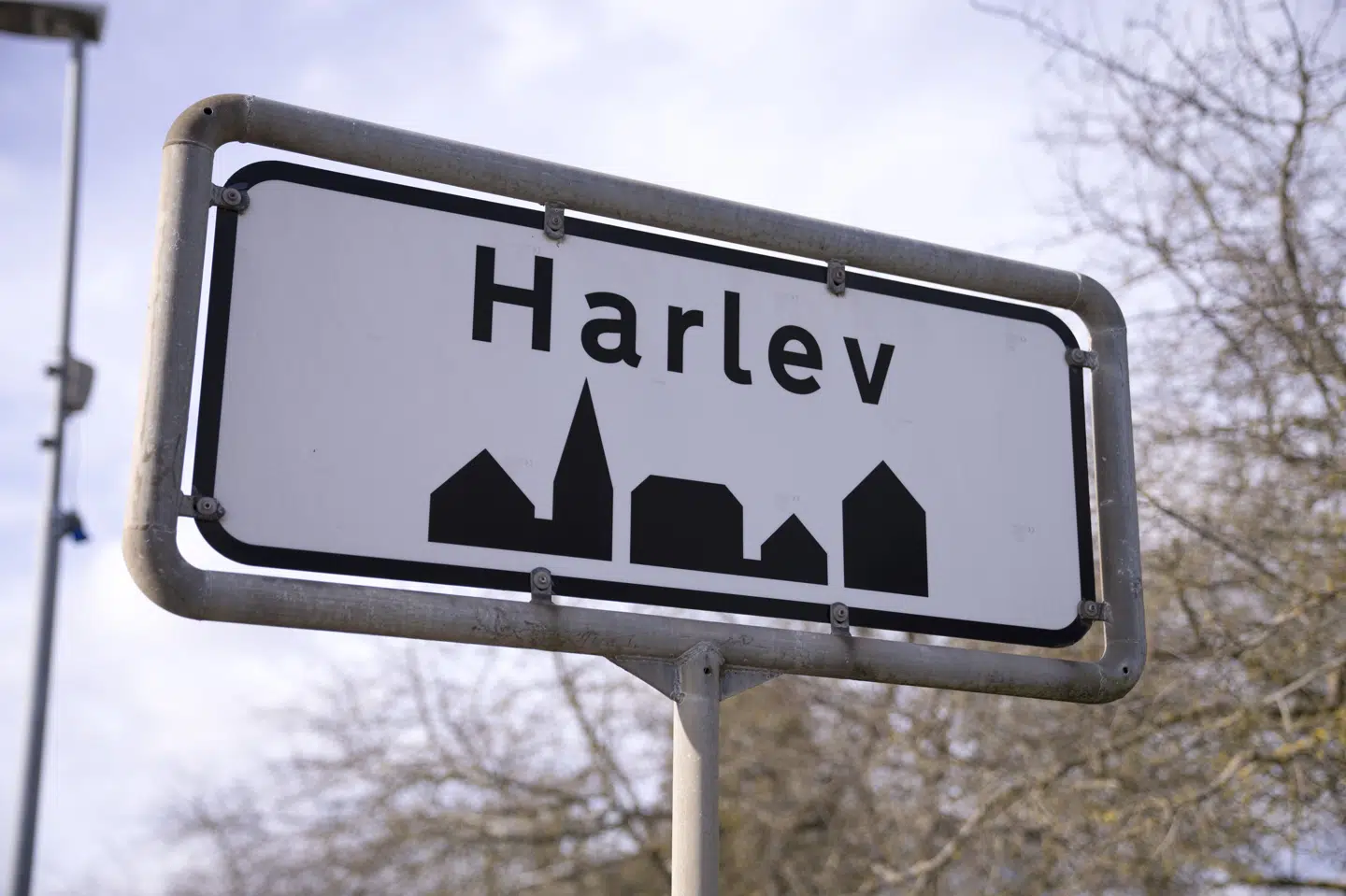 I slutningen af februar blev en polsk mand fundet død i en kloak i Harlev. En 30-årig kvinde fremstilles lørdag i grundlovsforhør i forbindelse med sagen. (Arkivfoto).