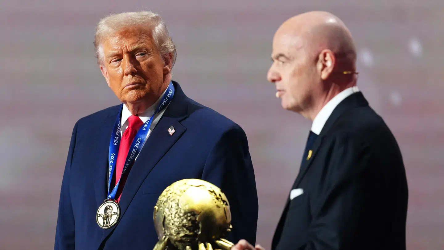 Donald Trump er historiens første vinder af FIFA Peace Prize. Her ses han med FIFA-præsident Gianni Infantino.