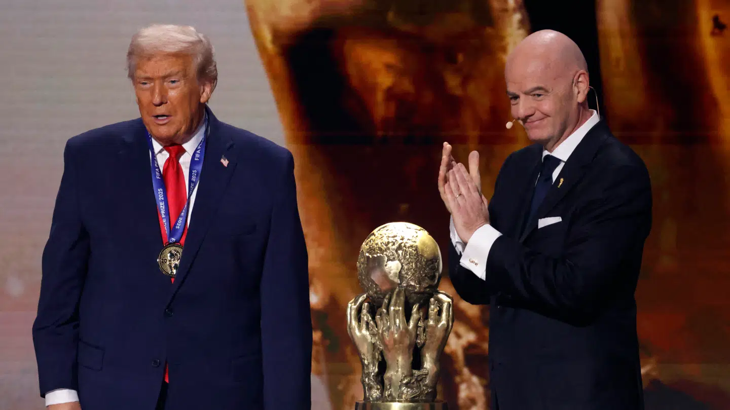 Donald Trump fik overrakt et trofæ og en medalje af FIFA-præsident Gianni Infantino under fredagens VM-lodtrækning.
