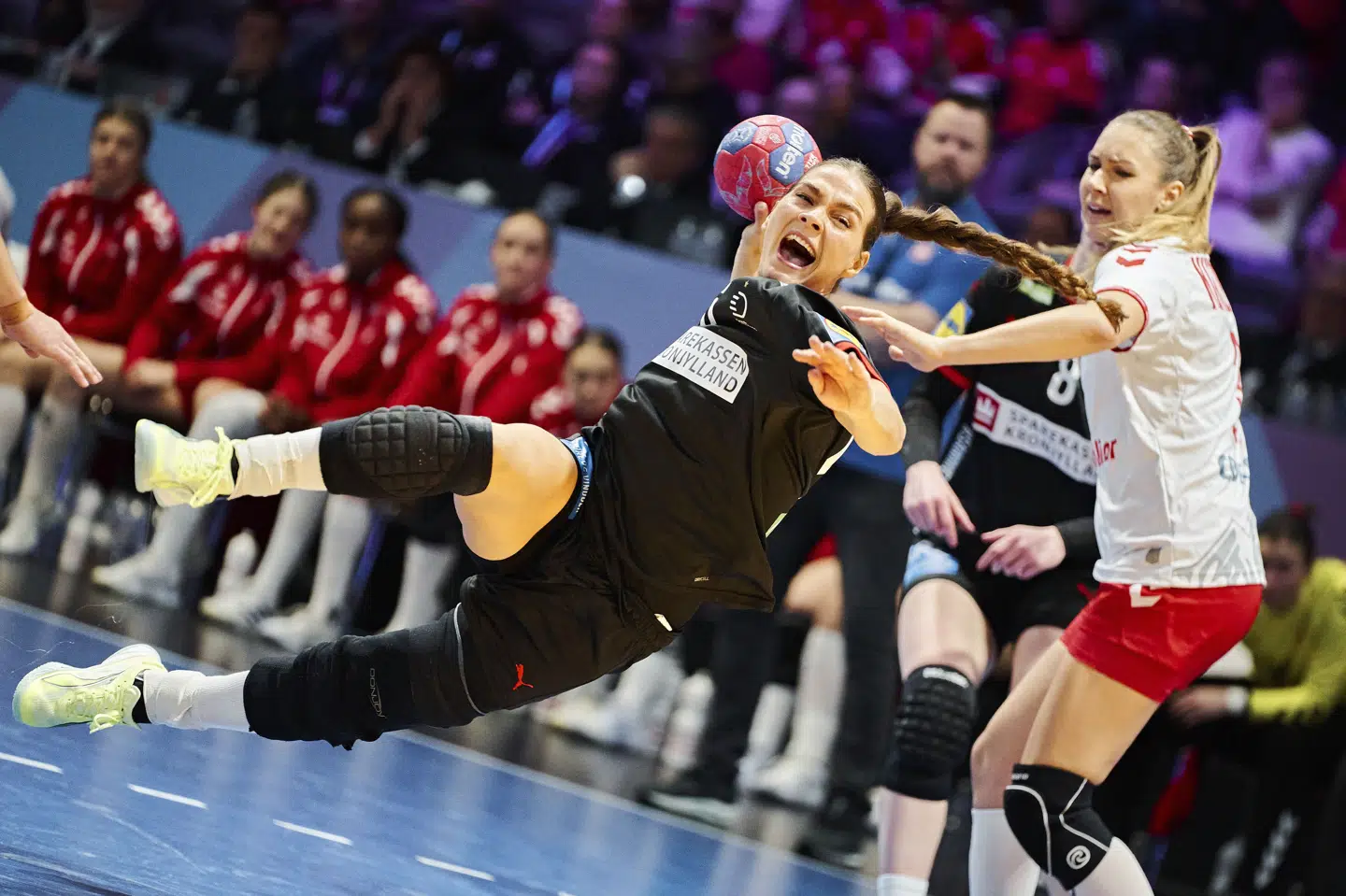 Helena Elver overrumplede det schweiziske offensiv flere gange i kontrafasen, som hun for en gangs skyld deltog i.