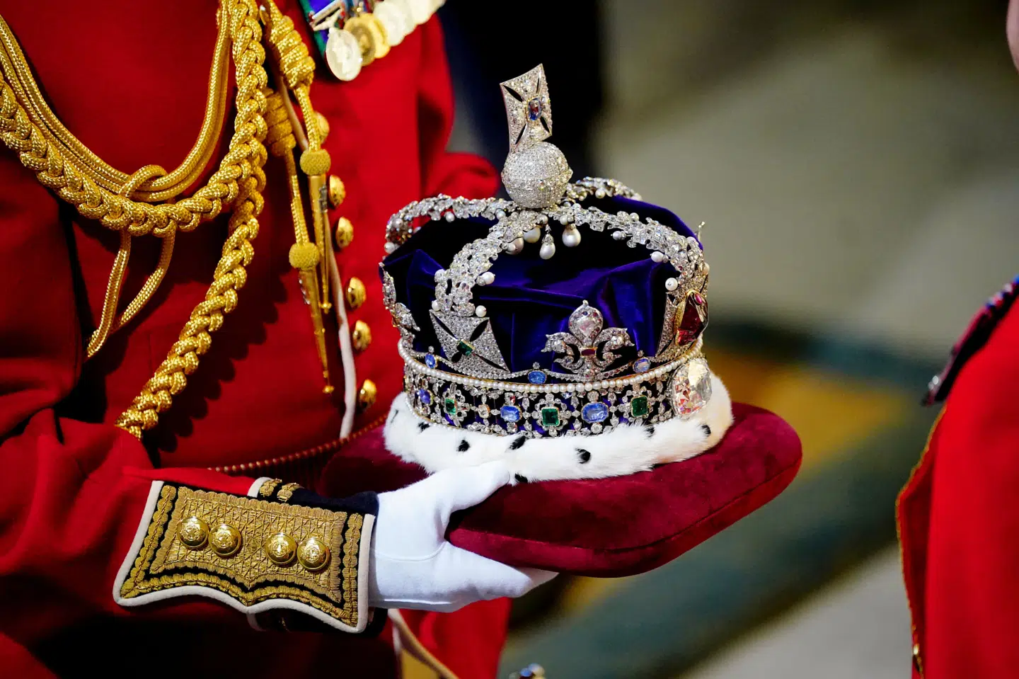 Imperial State Crown, der er blandt de britiske kronjuveler, bliver opbevaret og udstillet i Tower of London. Lørdag kastede fire aktivister mad på udstillingsmontren. (Arkivfoto).