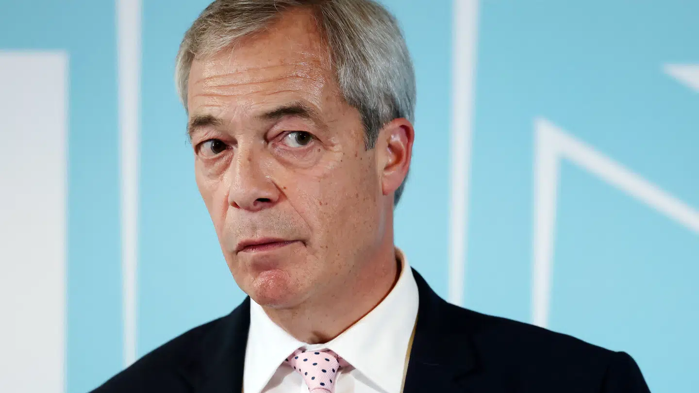 Nigel Farage bliver beskyldt for at have fremsat racistiske kommentarer da han var ung. Mens politikeren mener, beskyldningerne er politisk motiverede, mener andre, at Farrage bør undskylde.