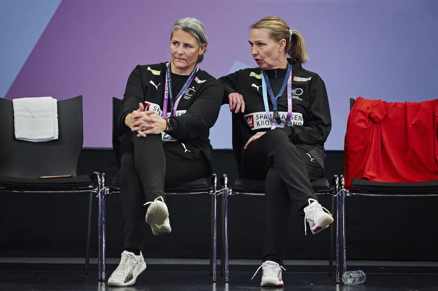 Tina Bøttzau (til venstre) kender det miljø, der opstår på et landshold, og det er vigtigt, fortæller landstræner Helle Thomsen (til højre).