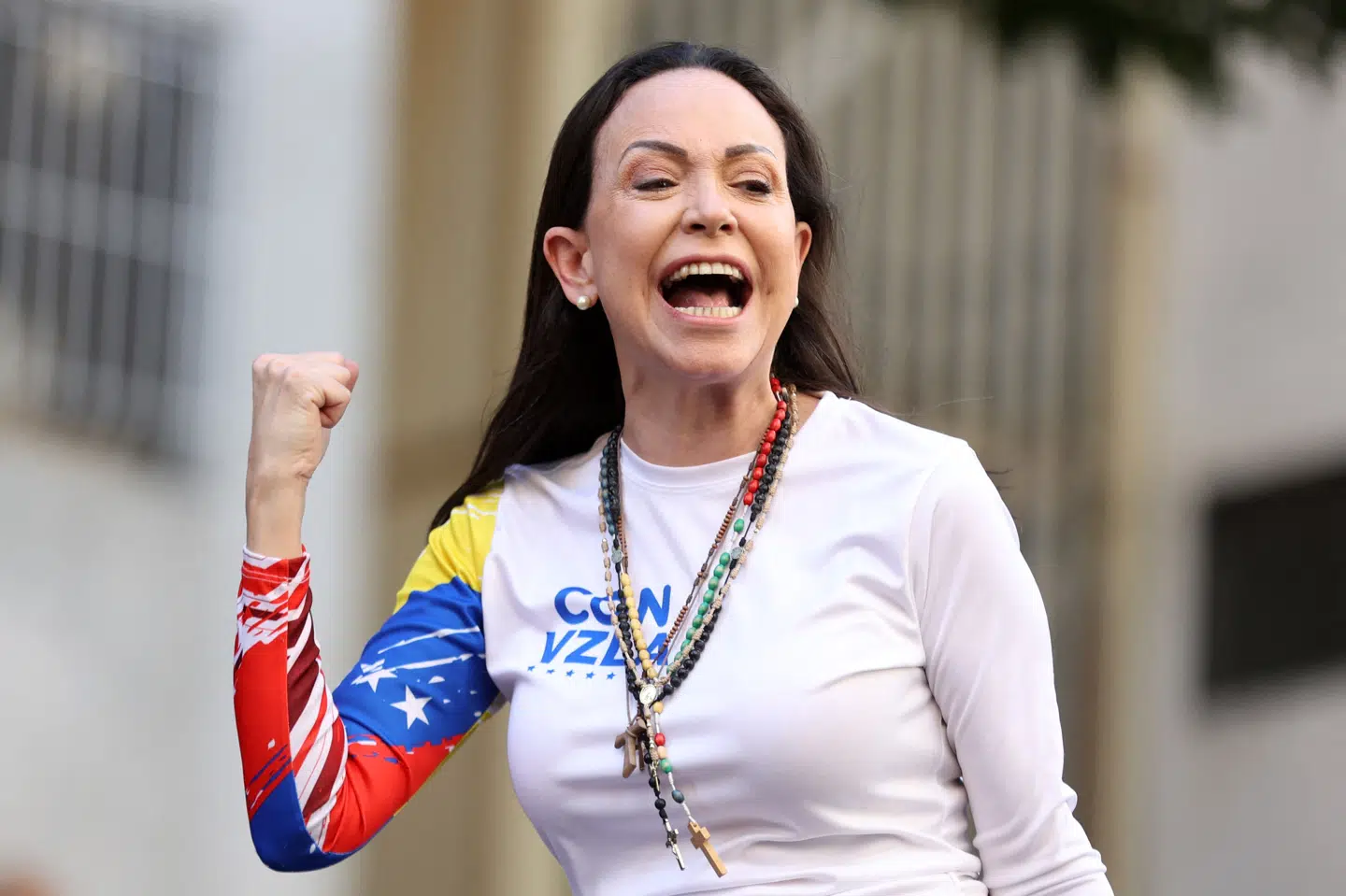 Oppositionsleder Maria Corina Machado har beskyldt den siddende præsident Maduro for valgsvindel.