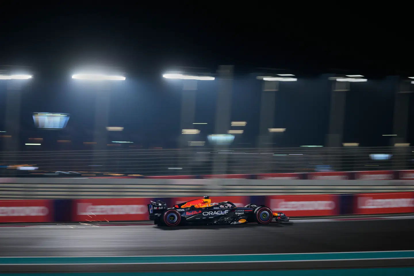 Max Verstappen er 12 point fra førstepladsen før søndagens grandprix, hvor han har pole position.