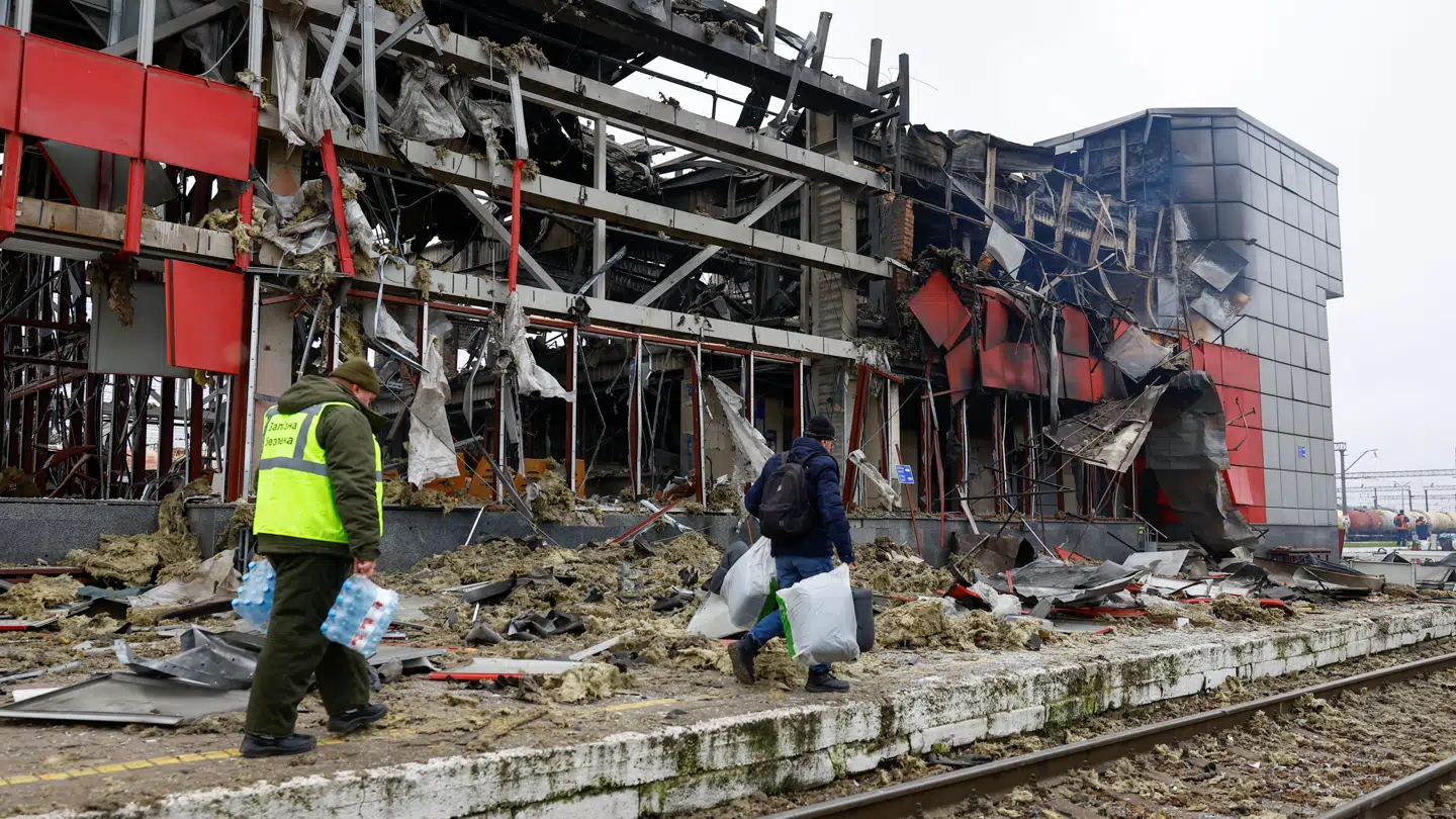 Resterne af en ukrainsk station i byen Fastiv syd for Kyiv efter et russisk angreb.