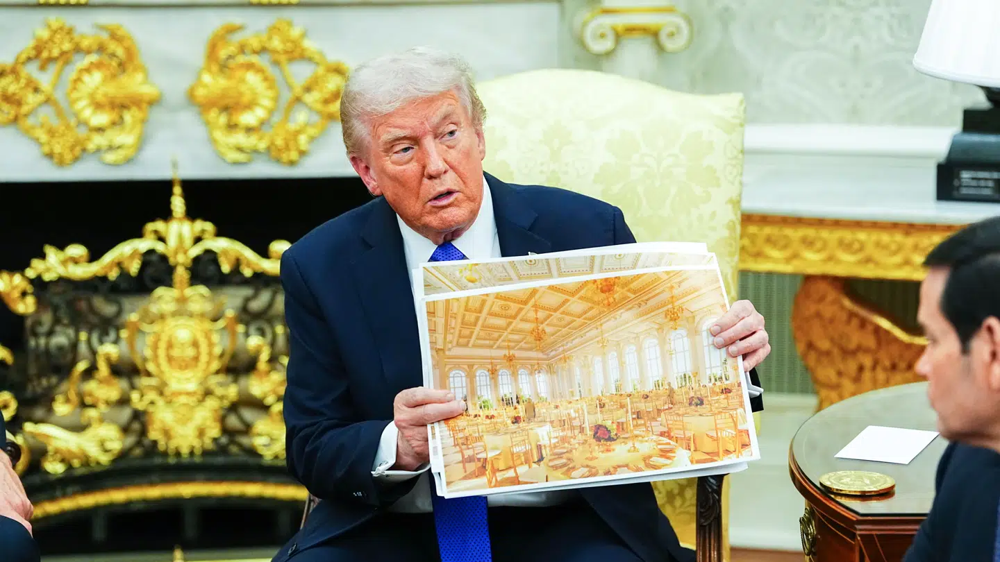 Præsident Donald Trump har ved flere lejligheder udtrykt sit ønske om en stor balsal i den nye østfløj i Det Hvide Hus. Her præsenterer han en model for planerne, der har været mødt af stor kritik.