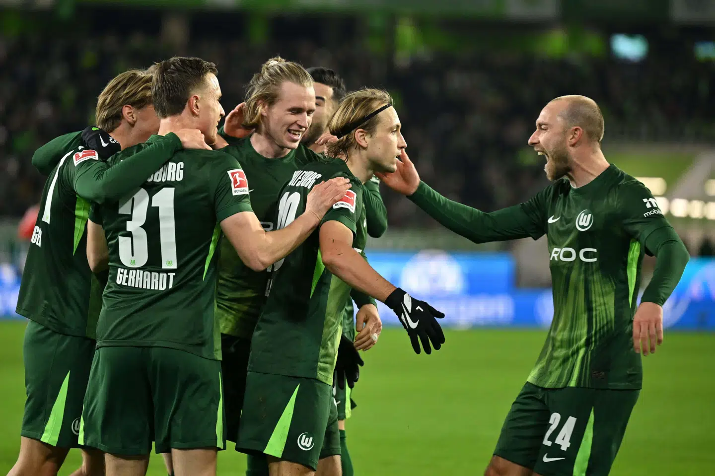 Christian Eriksen (til højre) lavede en assist ved Wolfsburgs 3-0-mål og fejrede scoringen med sine holdkammerater.