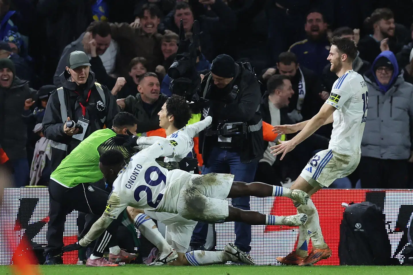 Leeds-spillerne kastede sig ind i hinanden, da den sene udligning blev fejret foran fansene på Elland Road.