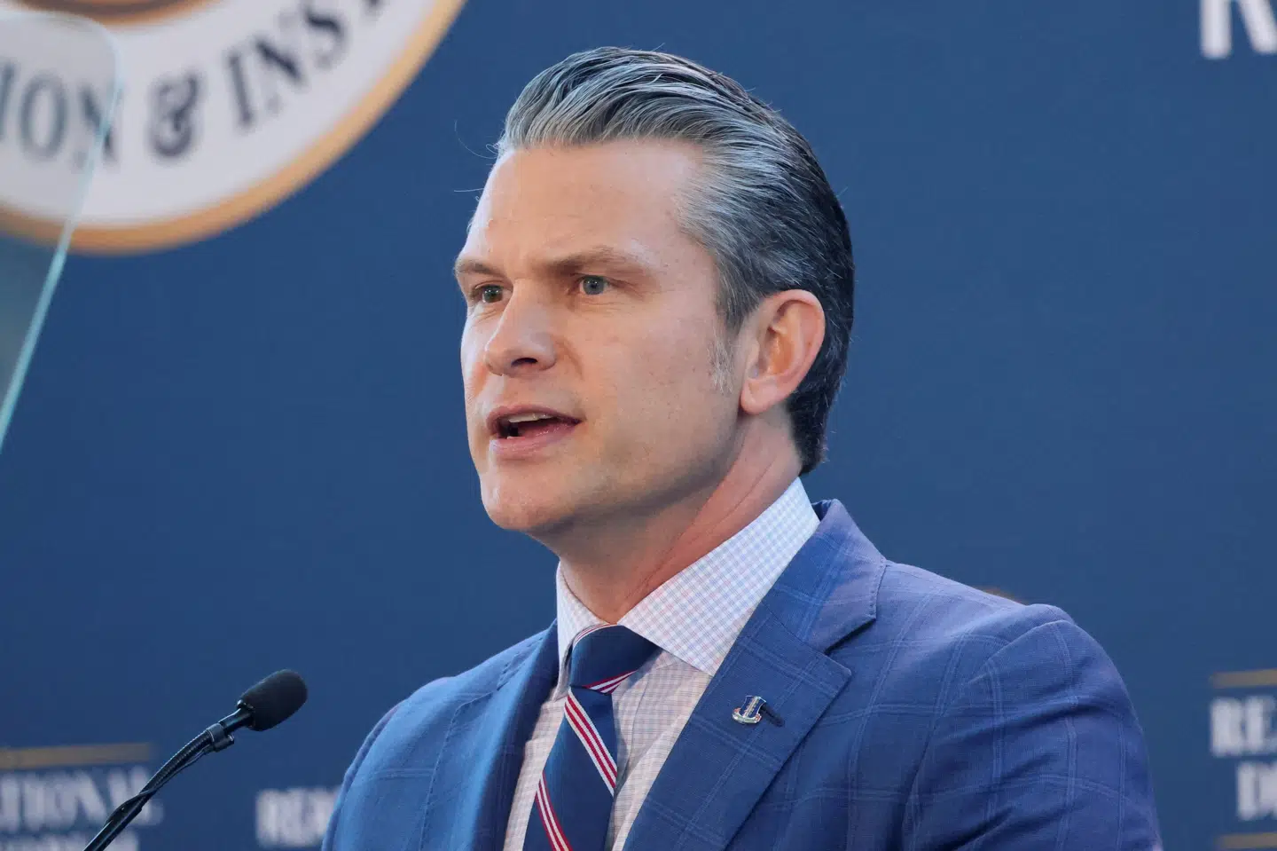 USA's forsvarsminister, Pete Hegseth, kalder det absurd, at han skulle have udstedt en ordre om at dræbe alle på en mistænkt narkobåd i Caribien, som blev bombet to gange af amerikanske militær. Et angreb, som har udløst anklager om en mulig krigsforbrydelse. Det siger han lørdag i en tale til et forsvarsarrangement i delstaten Californien.