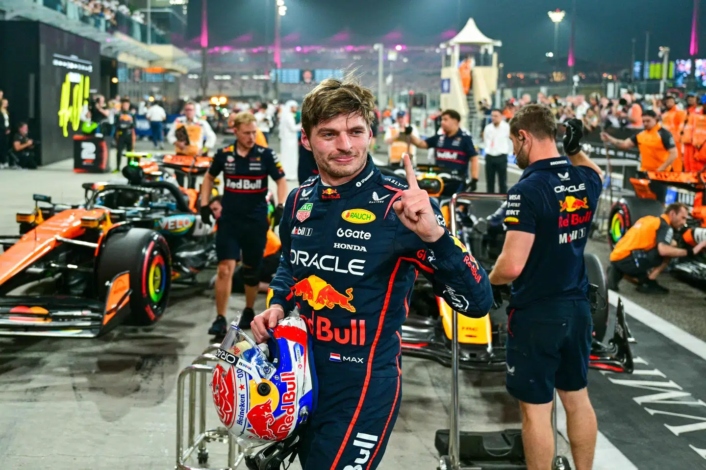 Max Verstappen sikrede sig lørdag pole position med en sejr i kvalifikationen i Abu Dhabi.