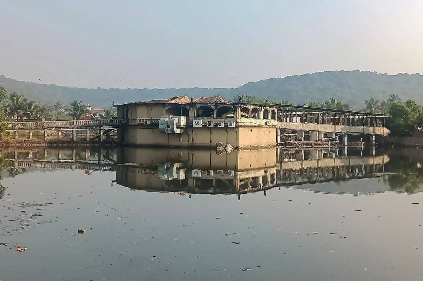 Ifølge brandchef i Goa var der arrangeret et ildshow på natklub, der brød i brand natten til søndag. Dele af bygningen, der husede natklubben, var i træ, og røg spredte sig til hele bygningen.