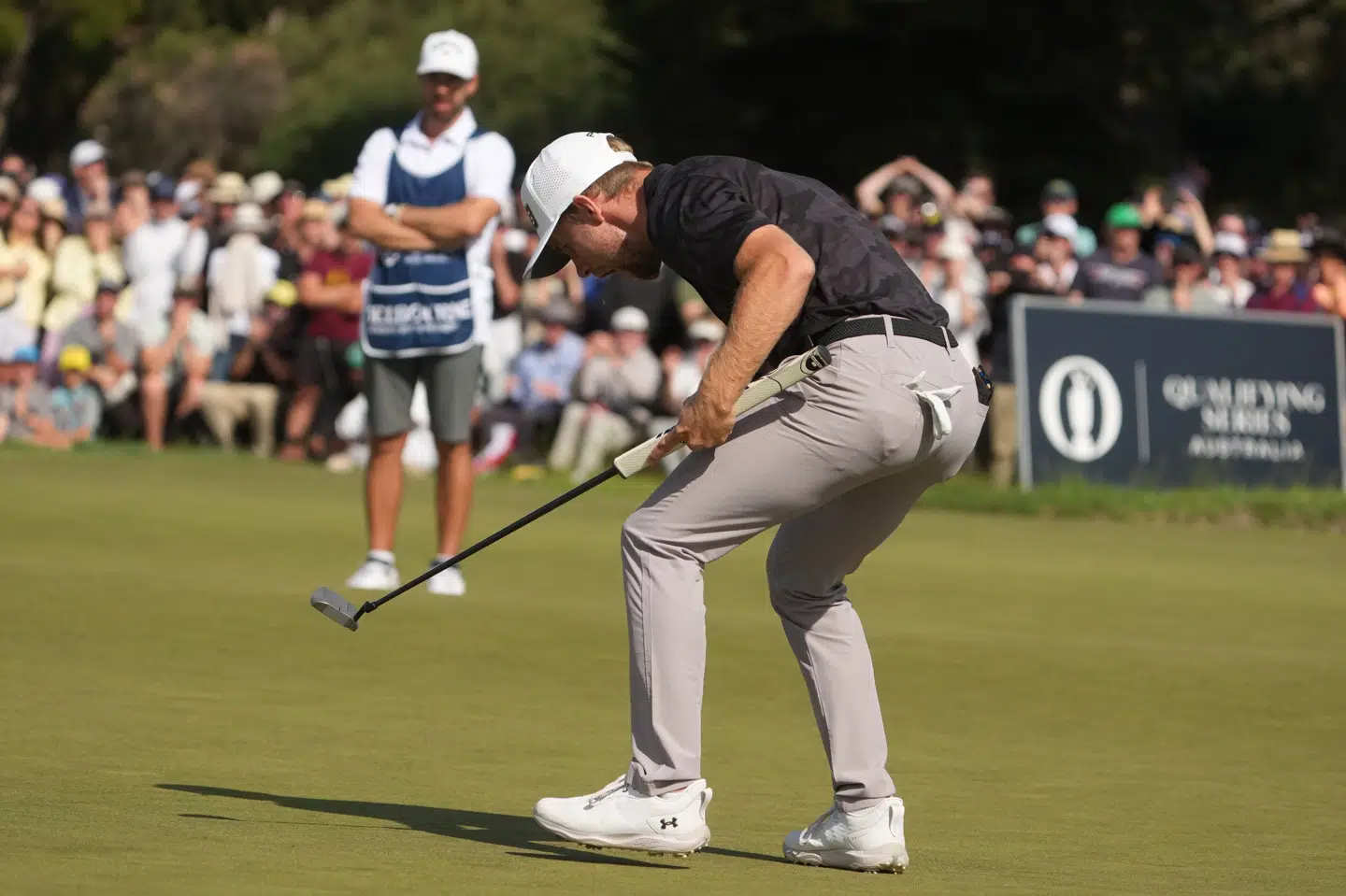 Rasmus Neergaard fejrer det afgørende slag i Melbourne, hvor han har vundet Australian Open. Det er hans første sejr i DP World Tour.