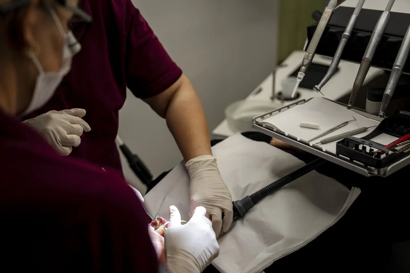 En række tandlæger i Storkøbenhavn gav i januar gratis behandling til socialt udsatte. Nu foreslår regeringen, at alle voksne skal have penge til mindst et gratis tandlægetjek om året. (Arkivfoto).