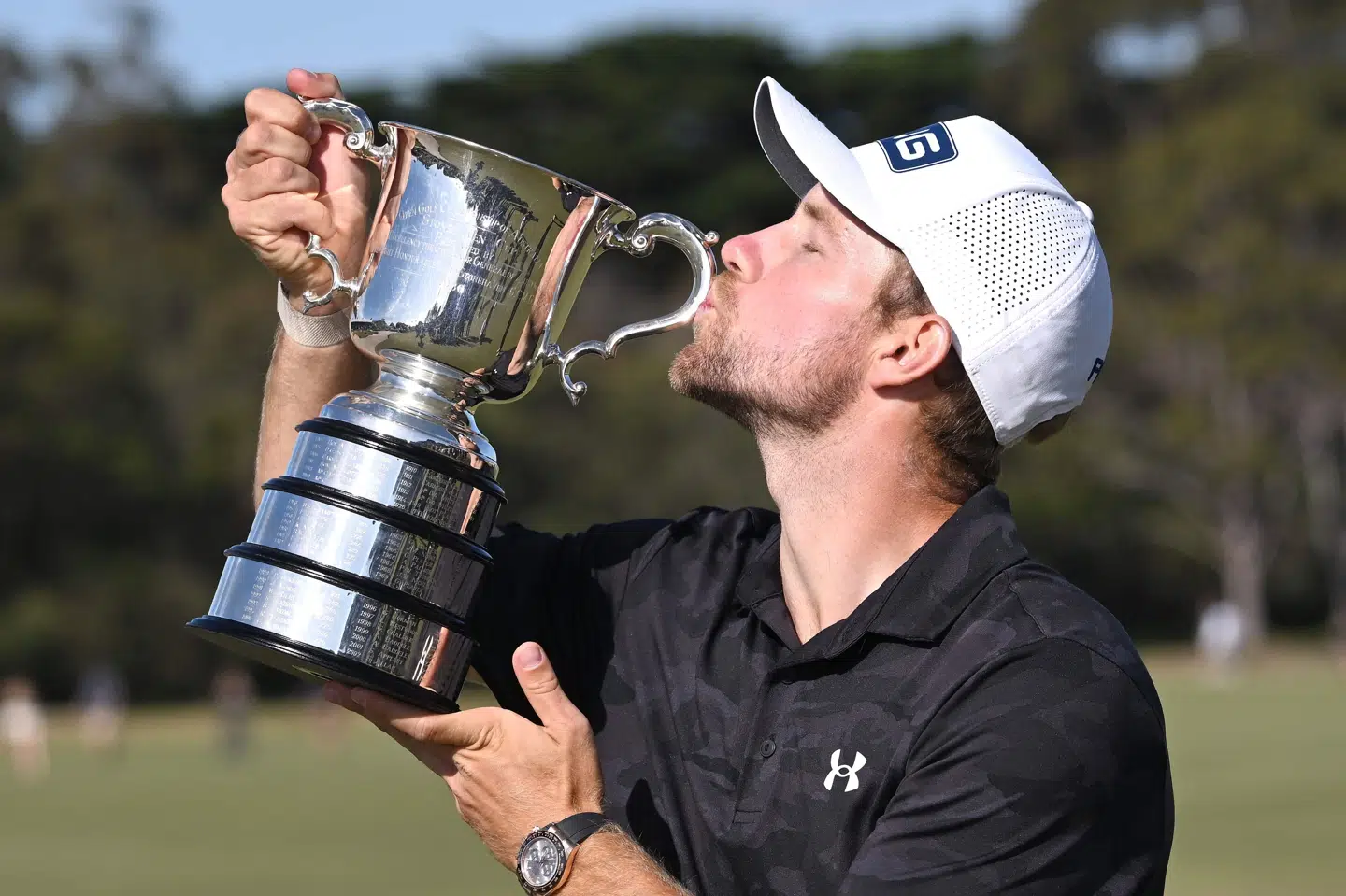 Rasmus Neergaard kysser trofæet efter triumfen i Melbourne.