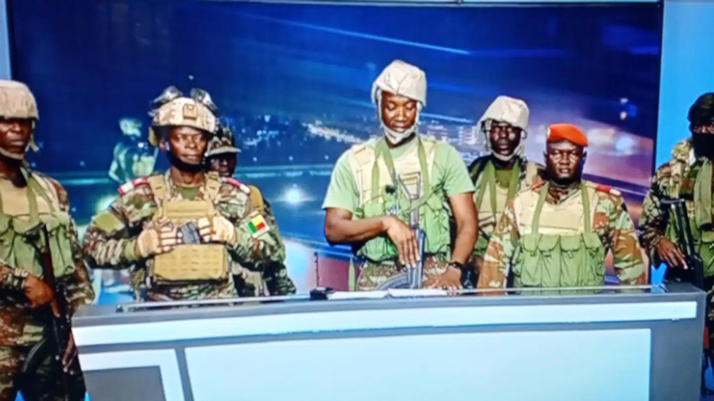 Militærfolkene er gået på nationalt TV, og påstår at have taget magten i landet.