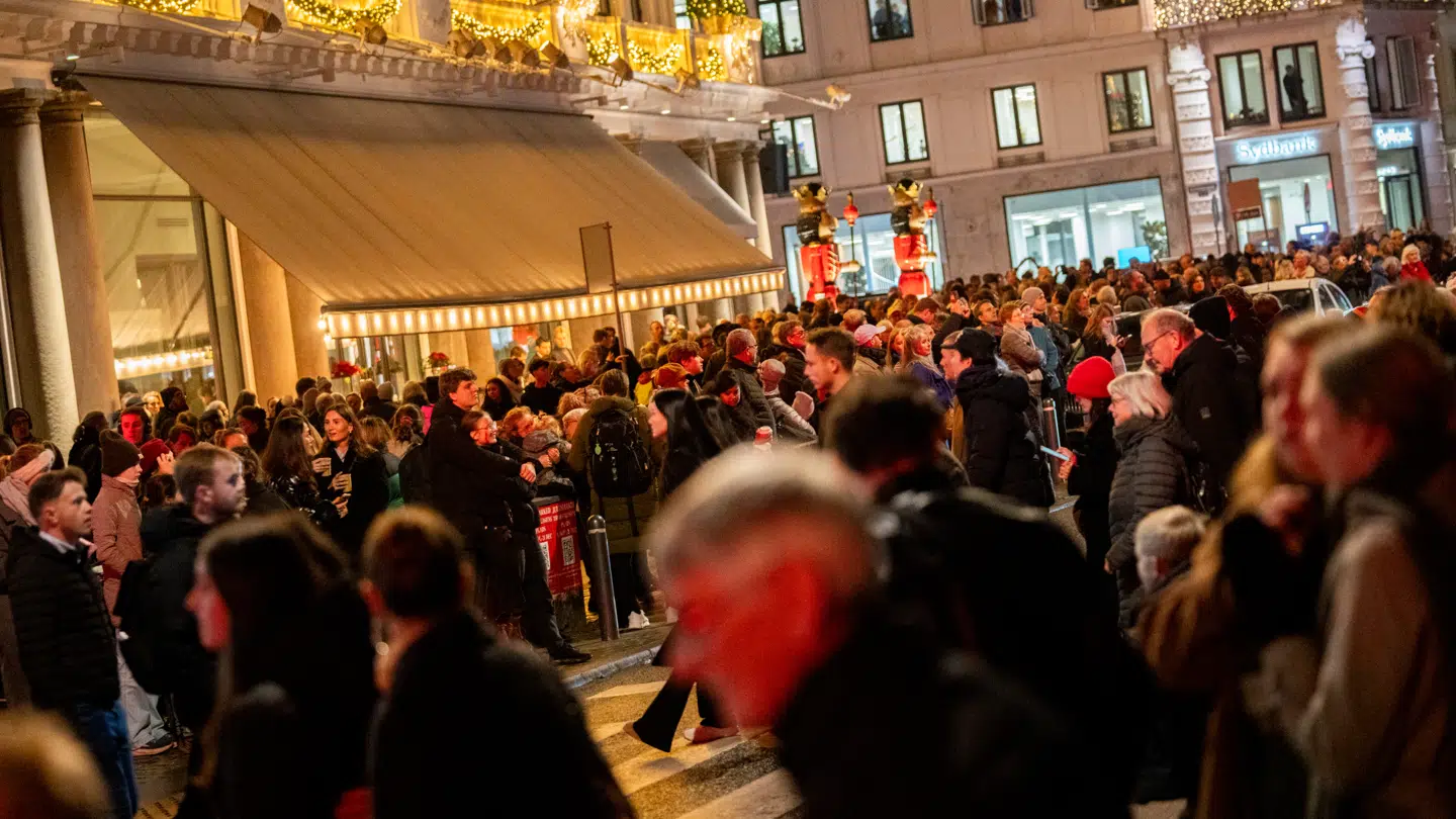 Det dramatiske optrin lørdag aften fandt sted på den stærkt befærdede strækning foran d'Angleterre på Kongens Nytorv i København.