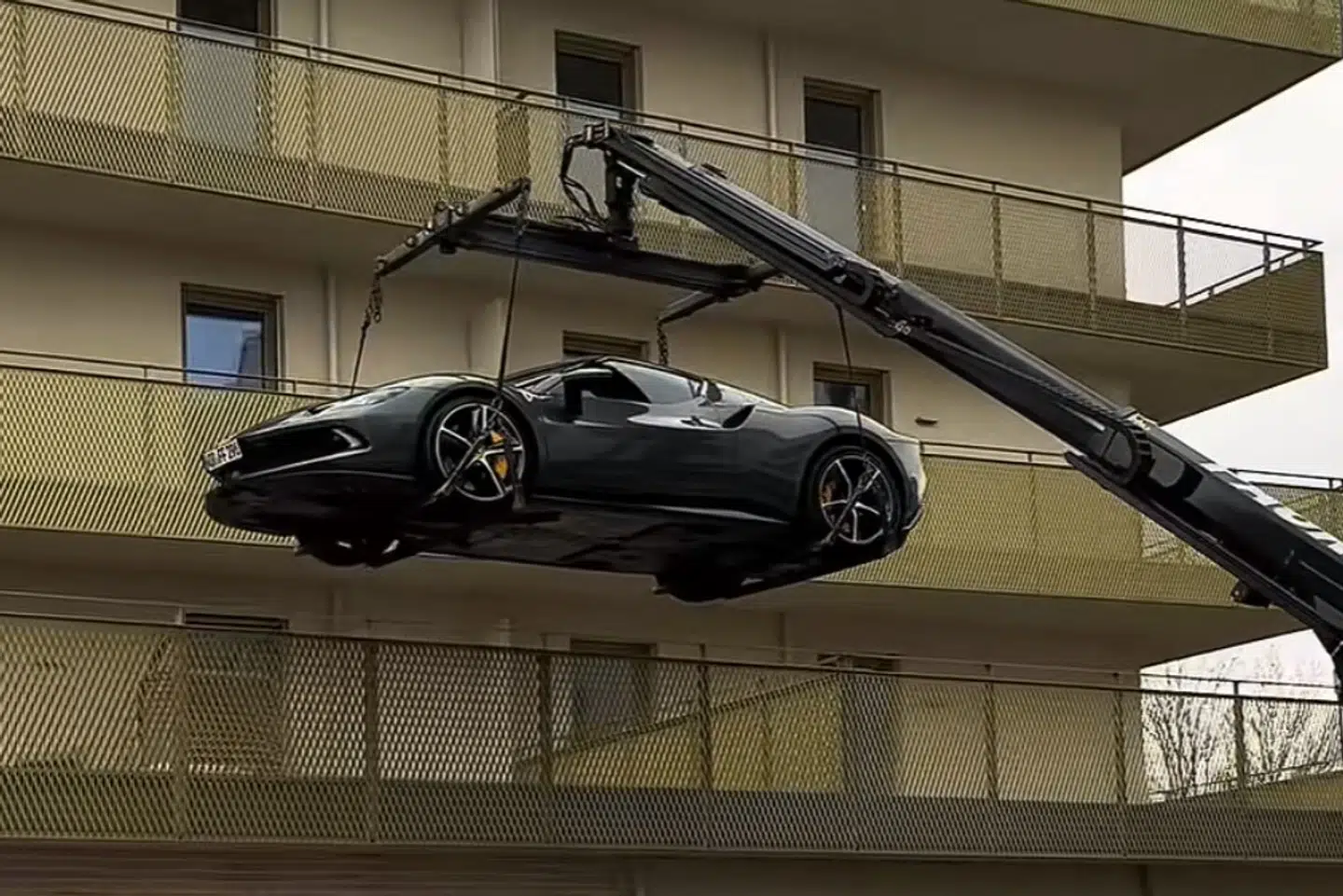 Den kostbare Ferrari blev forsigtigt løftet ind på ejerens terrasse ved hjælp af en mobilkran.