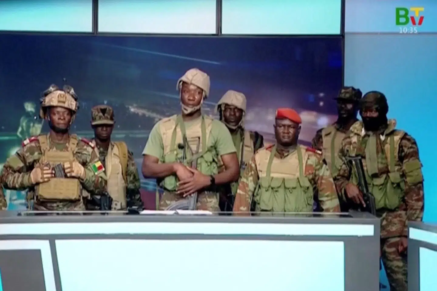 En gruppe soldater erklærer søndag på nationalt tv præsidenten for afsat i Benin. Imens hævder myndighederne fortsat at have kontrollen i det vestafrikanske land, hvor situationen er uklar.