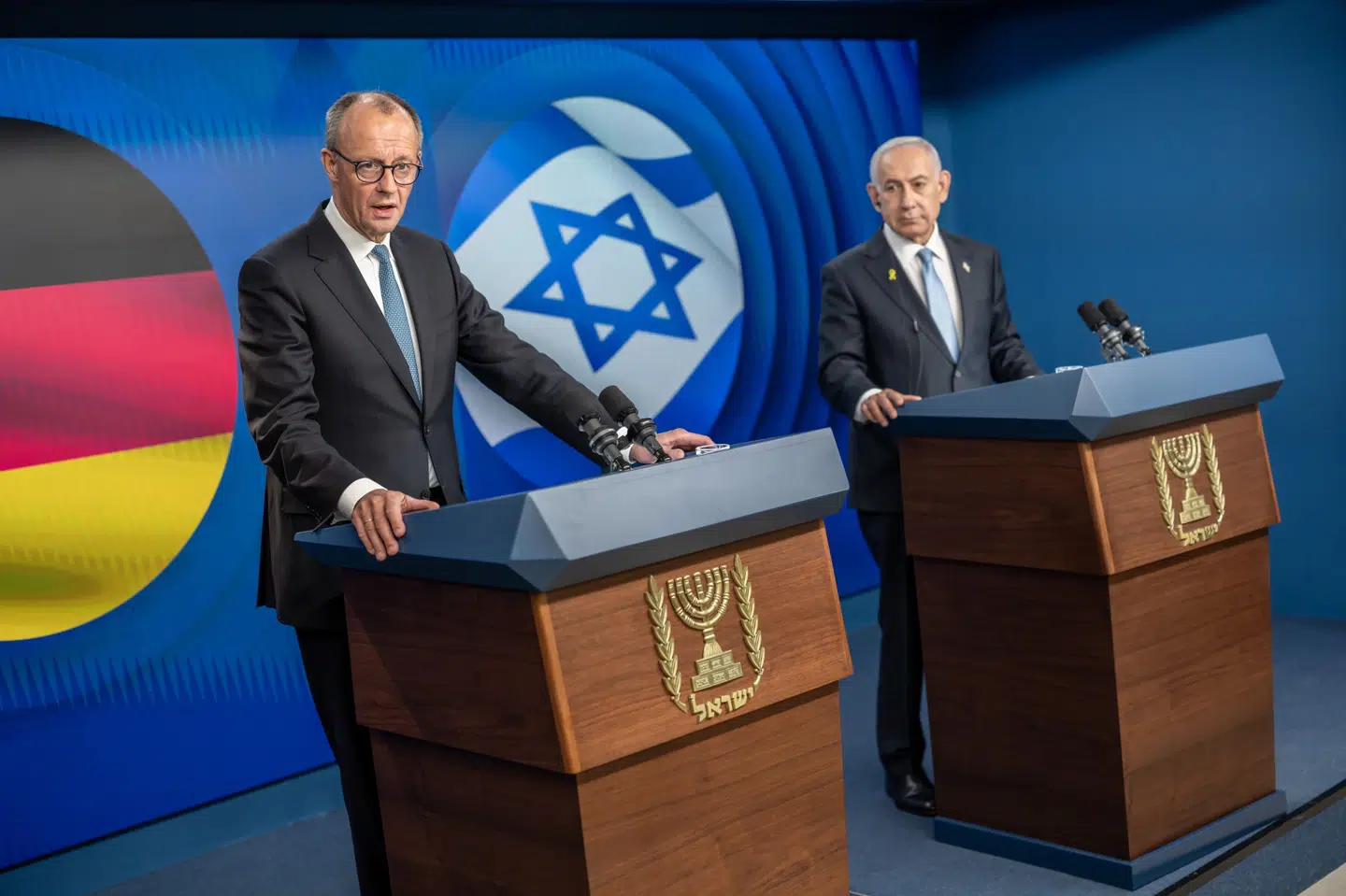 Forbundskansler Friedrich Merz og premierminister Benjamin Netanyahu står ved siden af hinanden på pressemøde under Merz-besøg i Israel.