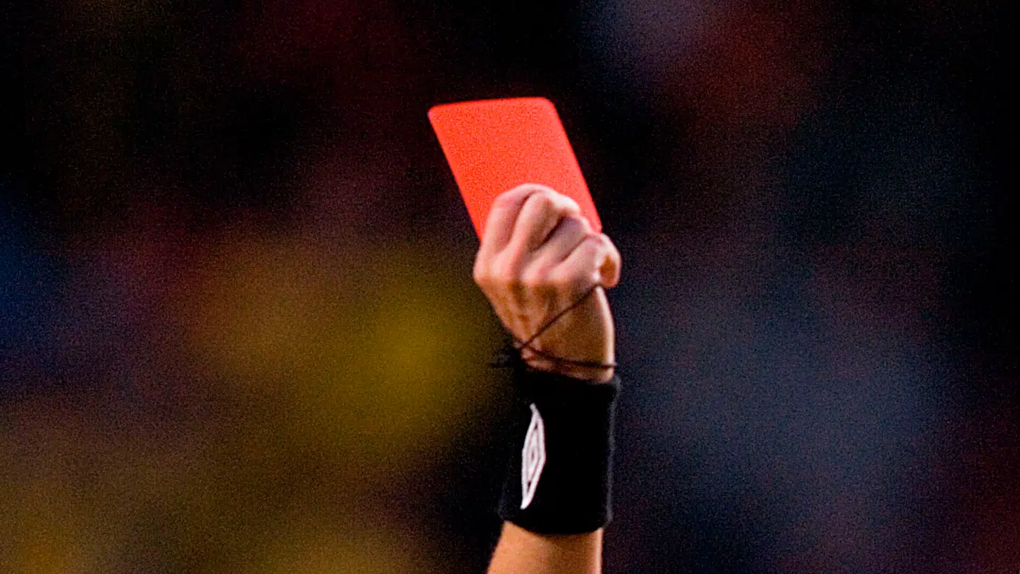 Dommeren var ikke tilfreds med farven på den spanske anførers underbukser i den indiske Super Cup og gav ham derfor rødt kort før kick-off.