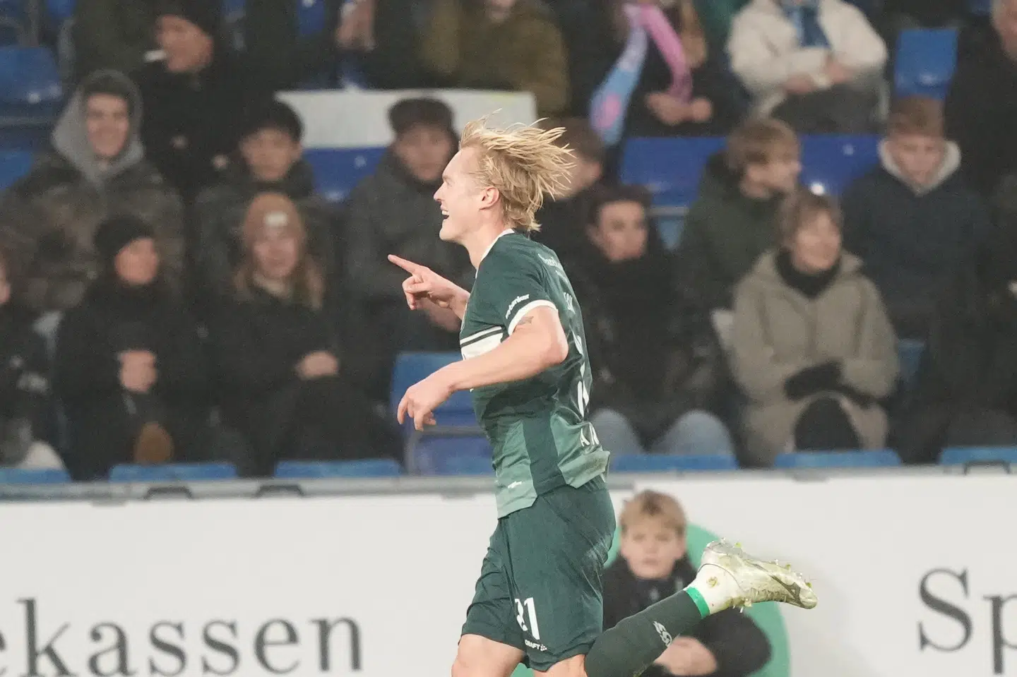 AGF's Tobias Bech jubler efter det ene af sine mål i udekampen mod Randers.