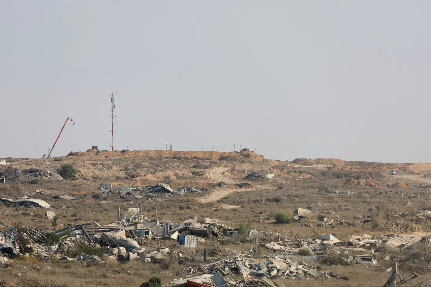 Murbrokker lige tilbage på jorden bag den såkaldte gule linje i Gazastriben, som israelske styrker har trukket sig tilbage bag. Det er den nye grænse, siger Israels hærchef søndag. (Arkivfoto)