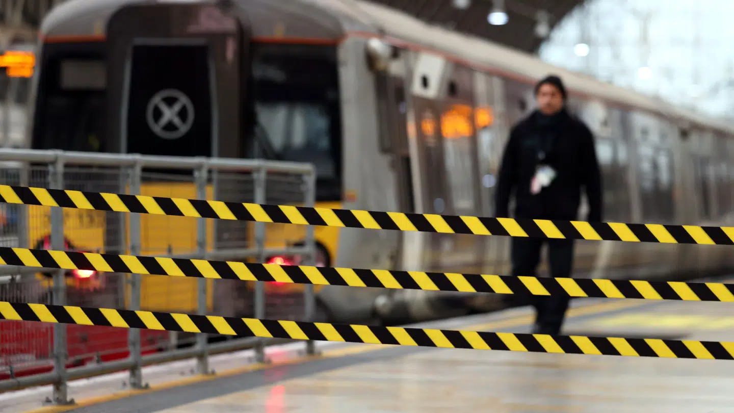 Togstationen ved Heathrow Lufthavn blev søndag morgen lukket som følge af den alvorlige hændelse.